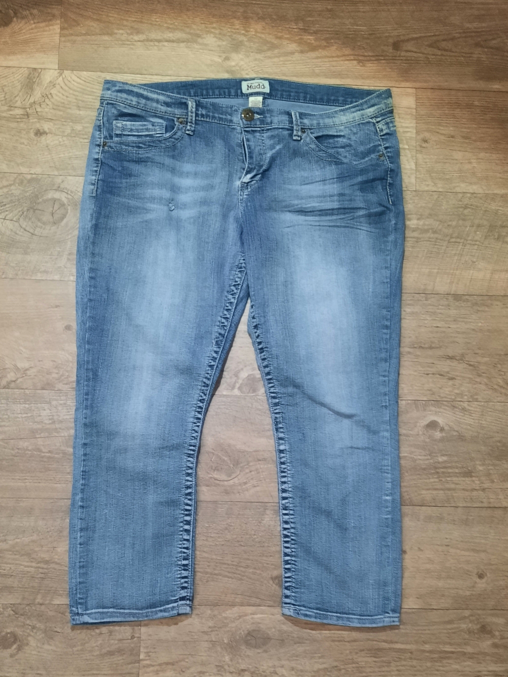 Mudd Women’s Light Blue Cropped Jeans